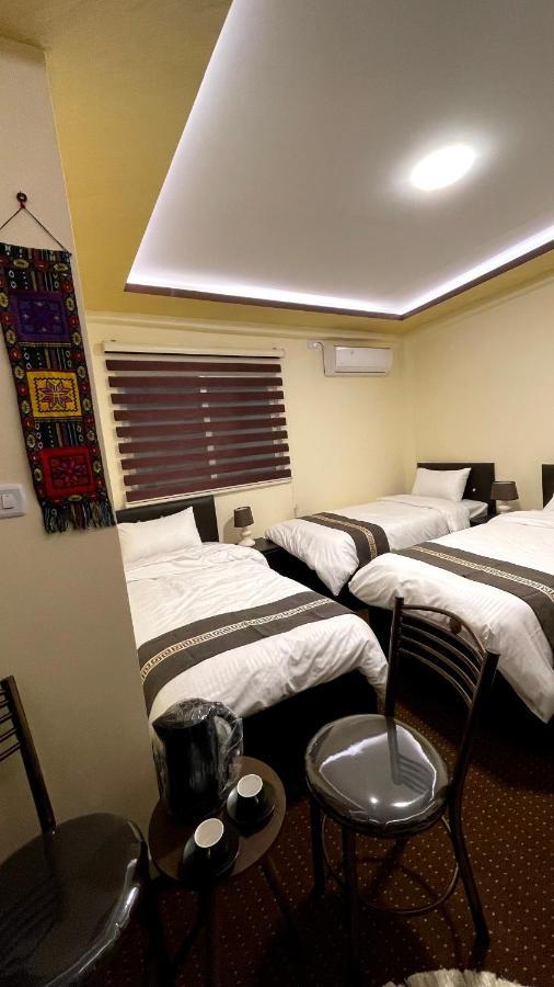 Ad Deir Guesthouse Ваді-Муса Екстер'єр фото